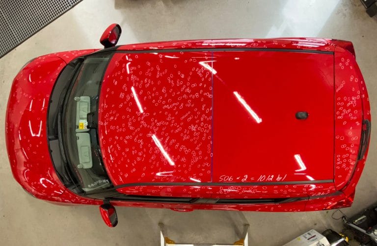 Autoklinikalla pienet lommo ja parkkipaikkakolhu kuntoon jopa alle tunnissa edullisella PDR-menetelmällä. 