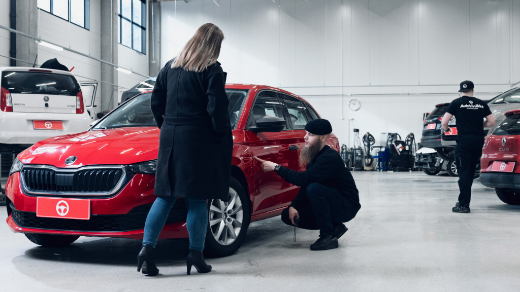 Autoklinikalla kolarivaurio tai peltivaurio korjaus alkaa ilmaisella vahinkotarkastus, joka onnistuu myös ilman ajanvarausta.