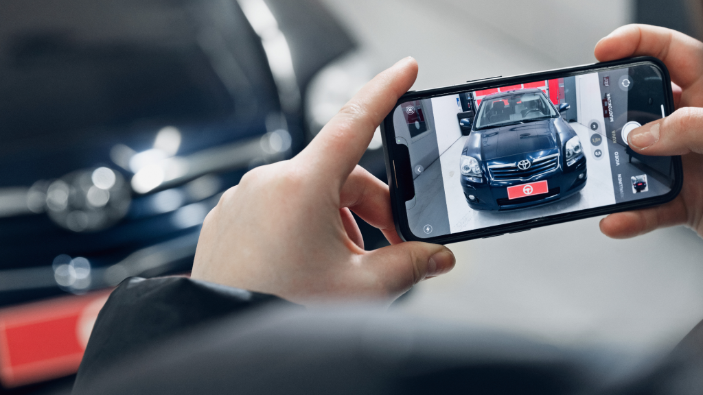 Autoklinikalla kolarivaurio ja peltivaurio vahinkotarkastus hoituu myös etänä valokuvien avulla. Lähetä kuvat autosi vaurioista.