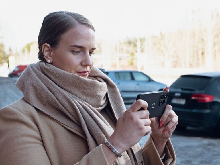 Autoklinikalla kolarivaurio ja peltivaurio vahinkotarkastus hoituu myös etänä valokuvien avulla. Lähetä kuvat autosi vaurioista.