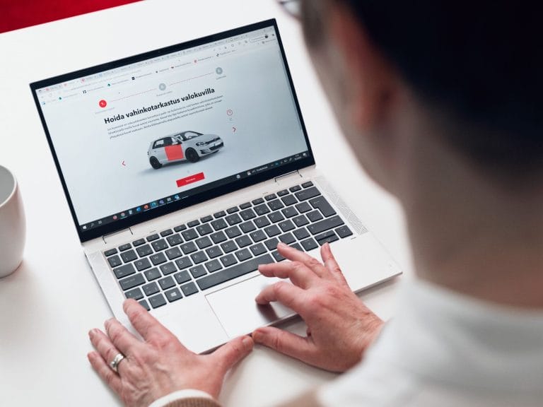 Autoklinikalla kolarivaurio ja peltivaurio vahinkotarkastus hoituu myös etänä valokuvien avulla. Lähetä kuvat autosi vaurioista.