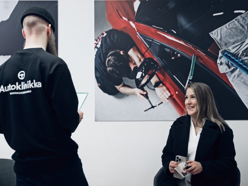 Autoklinikan asiakaspalvelu auttaa kaikissa autosi kolarivaurio ja tuulilasivaurio asioissa. Autoklinikan asiakaspalvelu palvelee 24 h.