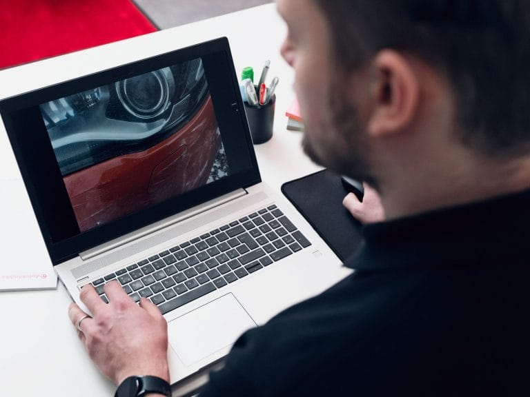 Autoklinikalla kolarivaurio ja peltivaurio vahinkotarkastus hoituu myös etänä valokuvien avulla. Lähetä kuvat autosi vaurioista.