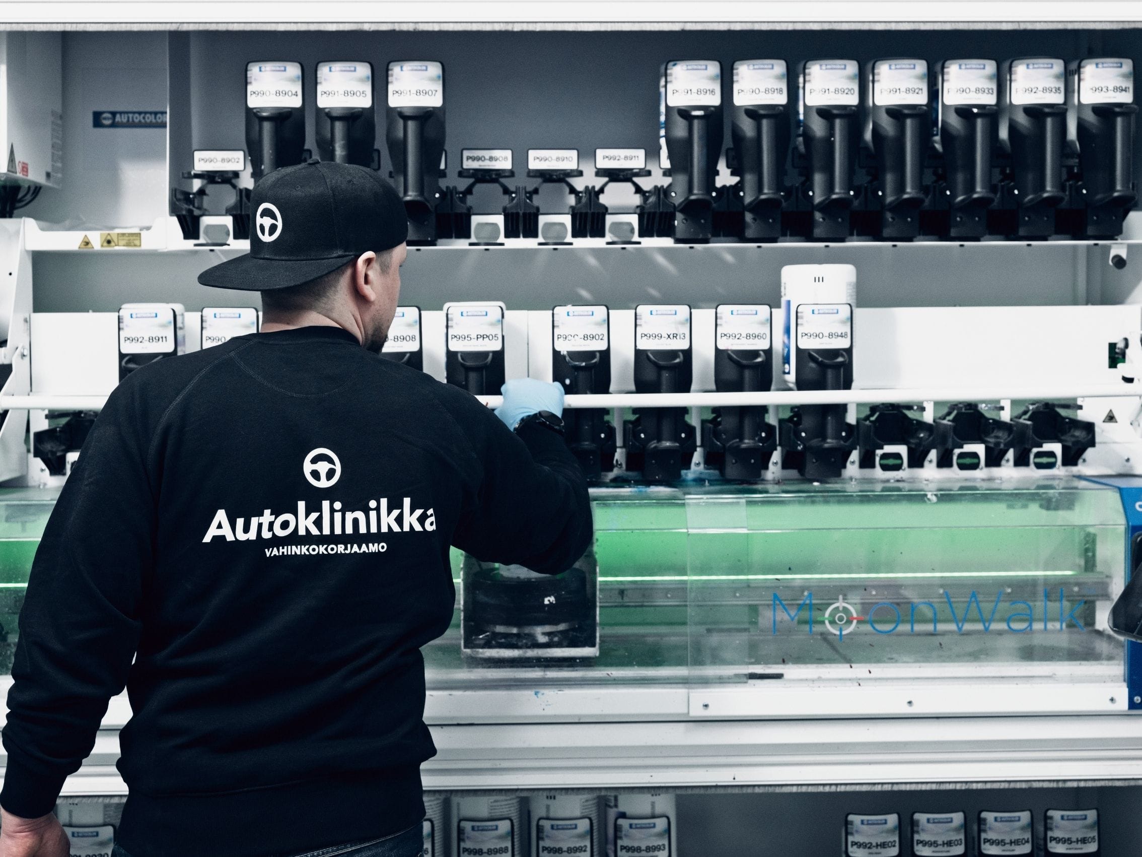 Autoklinikalla hoituvat ammattitaidolla parkkipaikkakolhun maalaus, vahinkokorjausmaalaus, konepellin maalaus, puskurin maalaus.