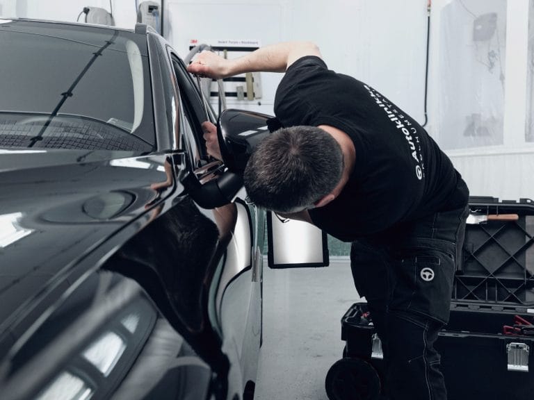 Autoklinikalla pienet lommo ja parkkipaikkakolhu kuntoon jopa alle tunnissa edullisella PDR-menetelmällä.