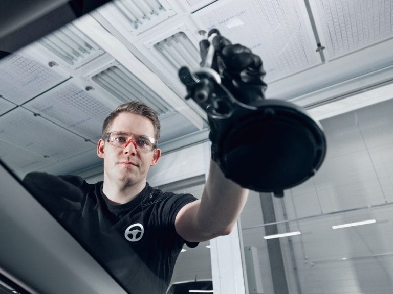 Autoklinikalla korjaamme kiveniskemä tuulilasisi odottaessa, mikäli vaurio mahtuu 2 euron kolikon kokoisen alan alle. 