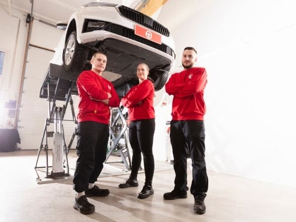 Autoklinikka Merkkihuolto rengaspalvelut: renkaiden säilytys rengashotellissa, renkaiden vaihto sekä uusien renkaiden myynti.